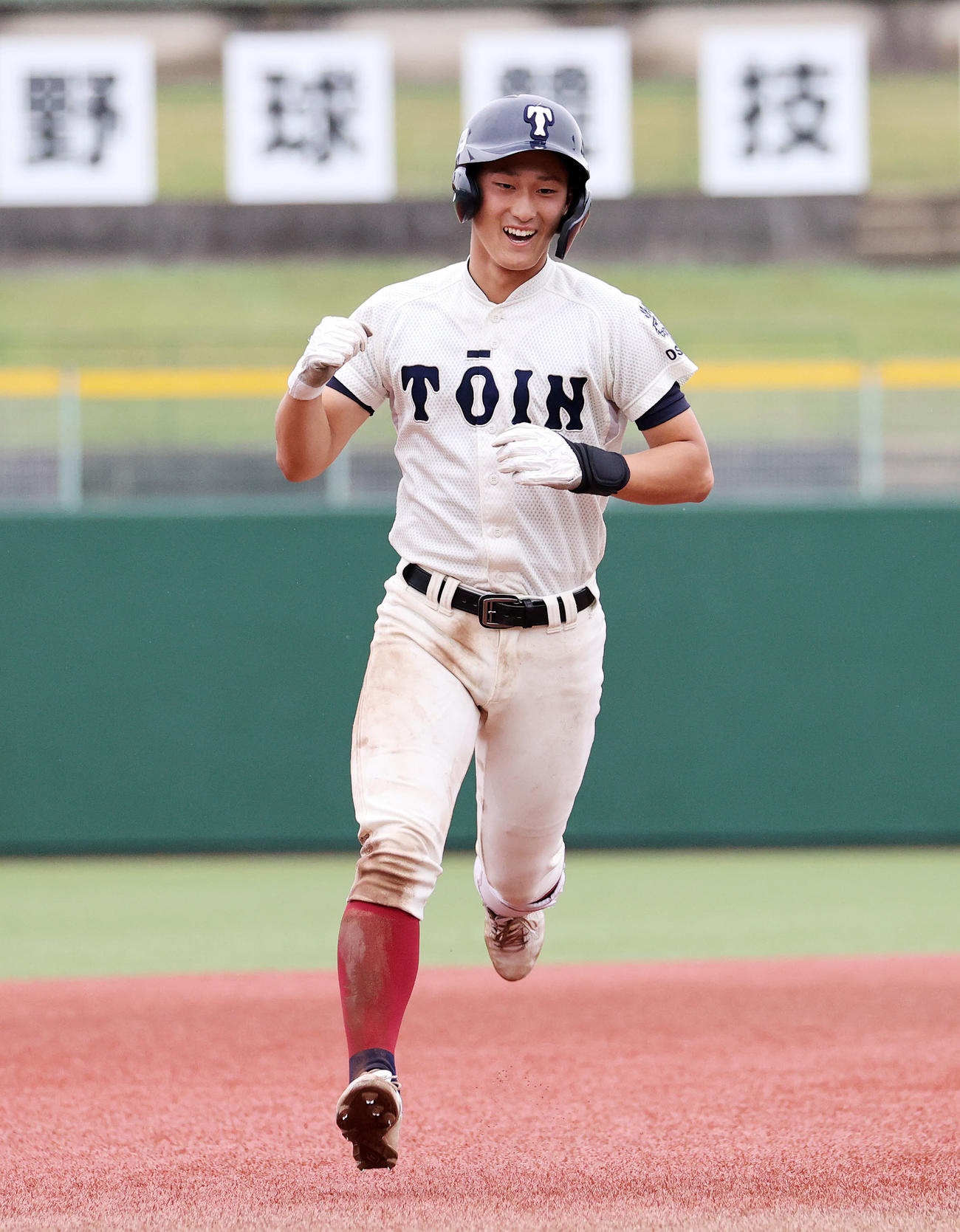 聖光学院対大阪桐蔭　5回裏大阪桐蔭1死、松尾は左中間ソロ本塁打を放ちガッツポーズ（撮影・鈴木正人）