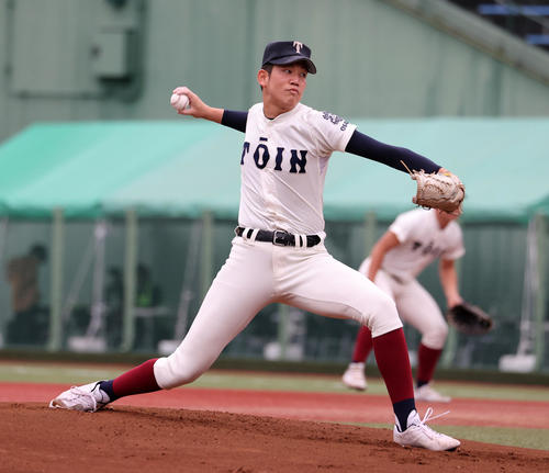 聖光学院対大阪桐蔭　力投する大阪桐蔭先発の川原（撮影・鈴木正人）