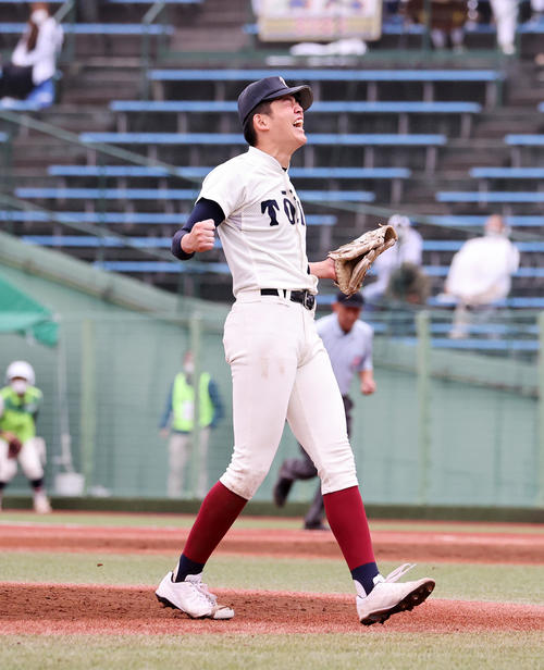 聖光学院対大阪桐蔭　優勝しガッツポーズで雄たけびを上げる大阪桐蔭・川原（撮影・鈴木正人）