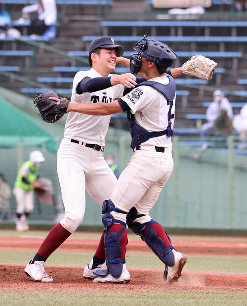 聖光学院対大阪桐蔭　優勝し抱き合い喜ぶ大阪桐蔭・川原（左）と松尾（撮影・鈴木正人）
