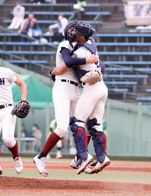 聖光学院対大阪桐蔭　優勝し抱き合い喜ぶ大阪桐蔭・川原（左）と松尾（撮影・鈴木正人）