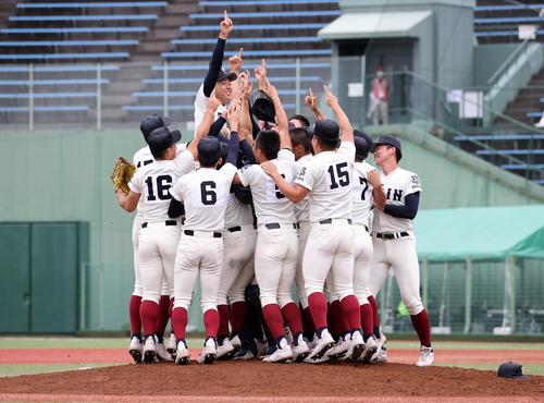 聖光学院対大阪桐蔭　聖光学院対大阪桐蔭　優勝し喜ぶ大阪桐蔭の選手たち（撮影・鈴木正人）
