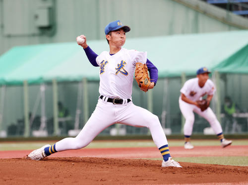 聖光学院対大阪桐蔭　力投する聖光学院先発の佐山（撮影・鈴木正人）