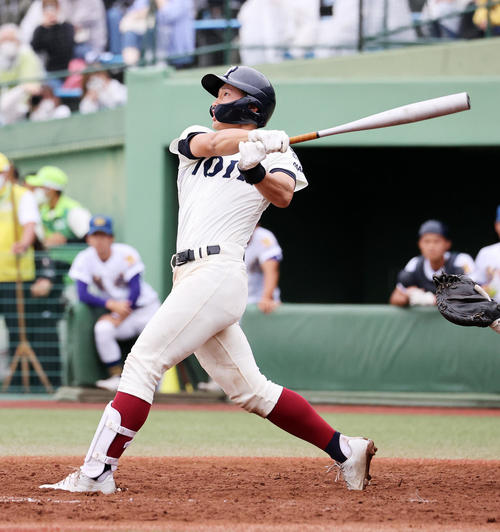 聖光学院対大阪桐蔭　5回裏大阪桐蔭1死、松尾は左中間ソロ本塁打を放つ（撮影・鈴木正人）