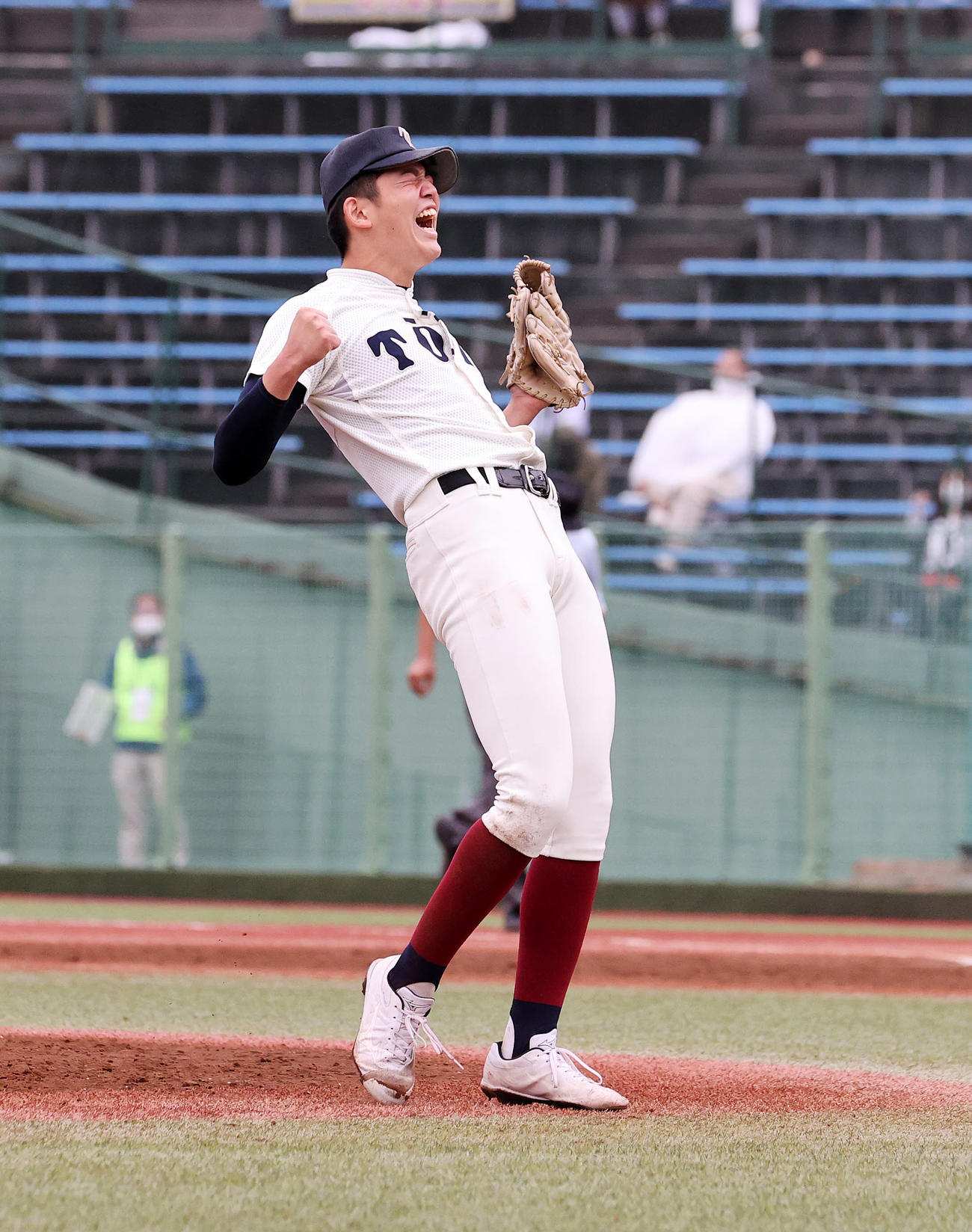 聖光学院対大阪桐蔭　優勝しガッツポーズで雄たけびを上げる大阪桐蔭・川原（撮影・鈴木正人）