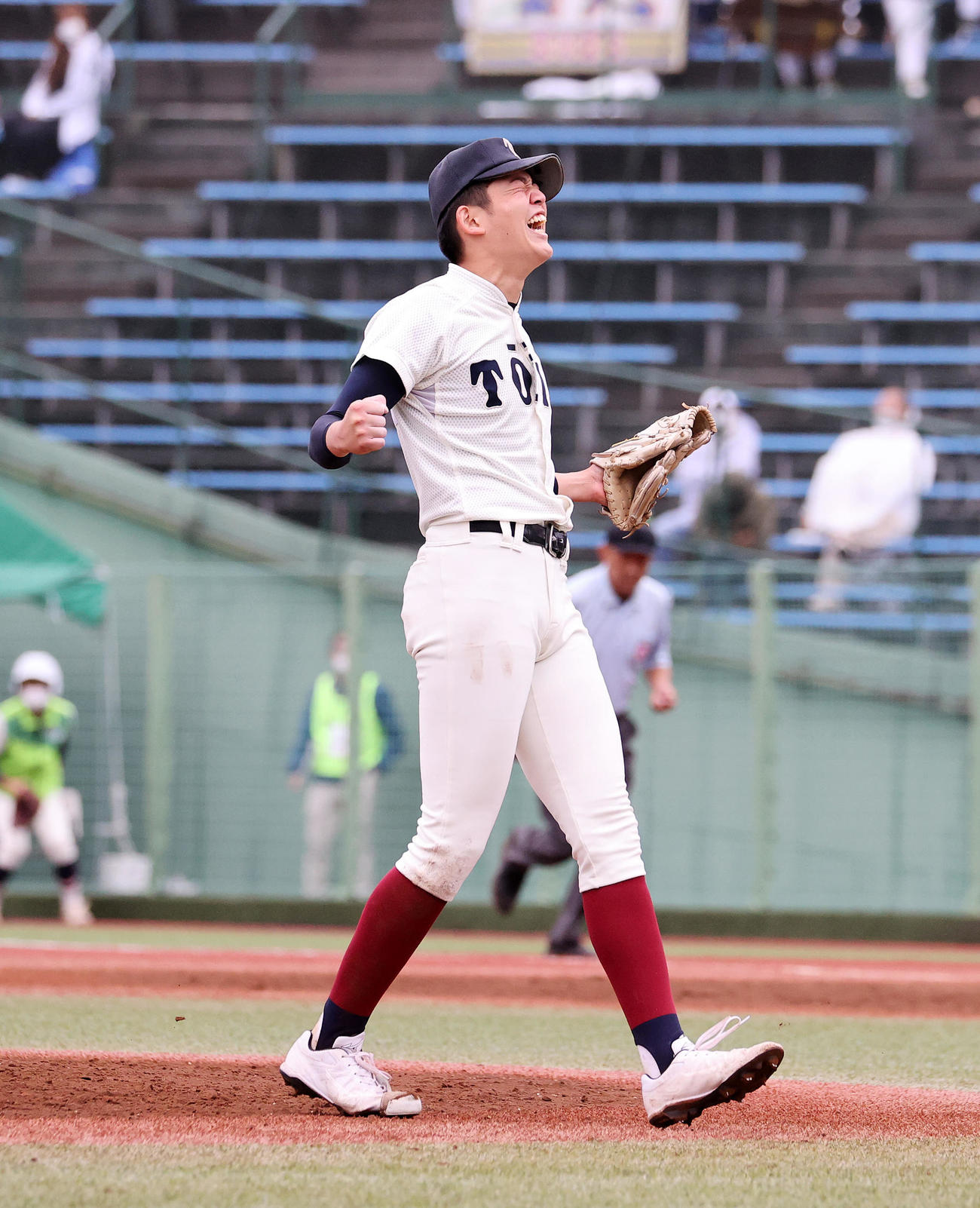 聖光学院対大阪桐蔭　優勝しガッツポーズで雄たけびを上げる大阪桐蔭・川原（撮影・鈴木正人）