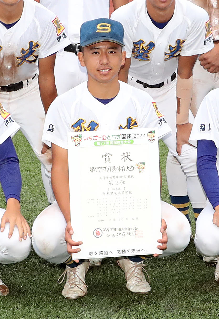 聖光学院対大阪桐蔭　集合写真に納まる聖光学院・赤堀（撮影・鈴木正人）