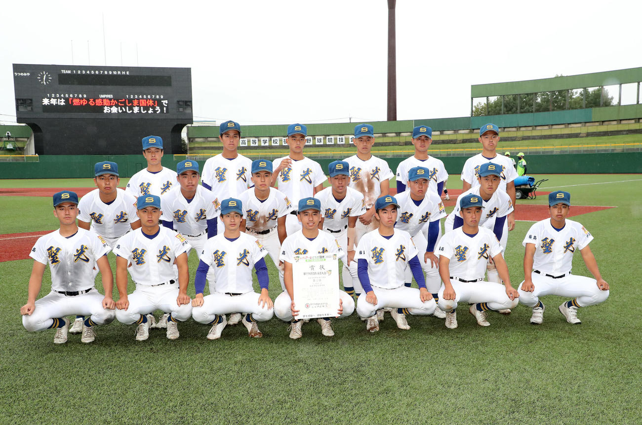 聖光学院対大阪桐蔭　準優勝し写真に納まる聖光学院の選手たち（撮影・鈴木正人）
