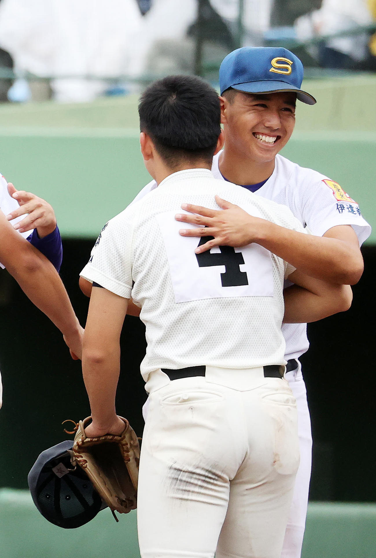 聖光学院対大阪桐蔭　敗れた聖光学院・赤堀（右）は大阪桐蔭・星子とハグ（撮影・鈴木正人）