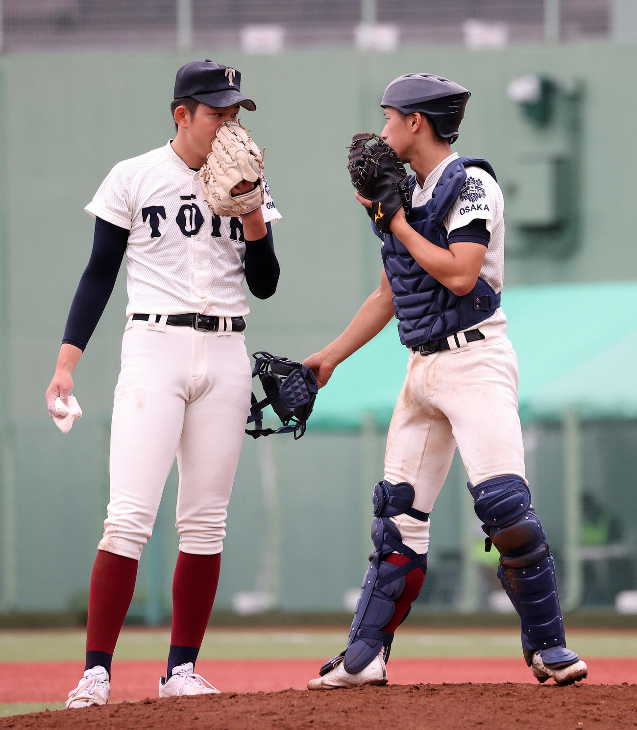 聖光学院対大阪桐蔭　9回表、大阪桐蔭・川原（左）と話す松尾（撮影・鈴木正人）
