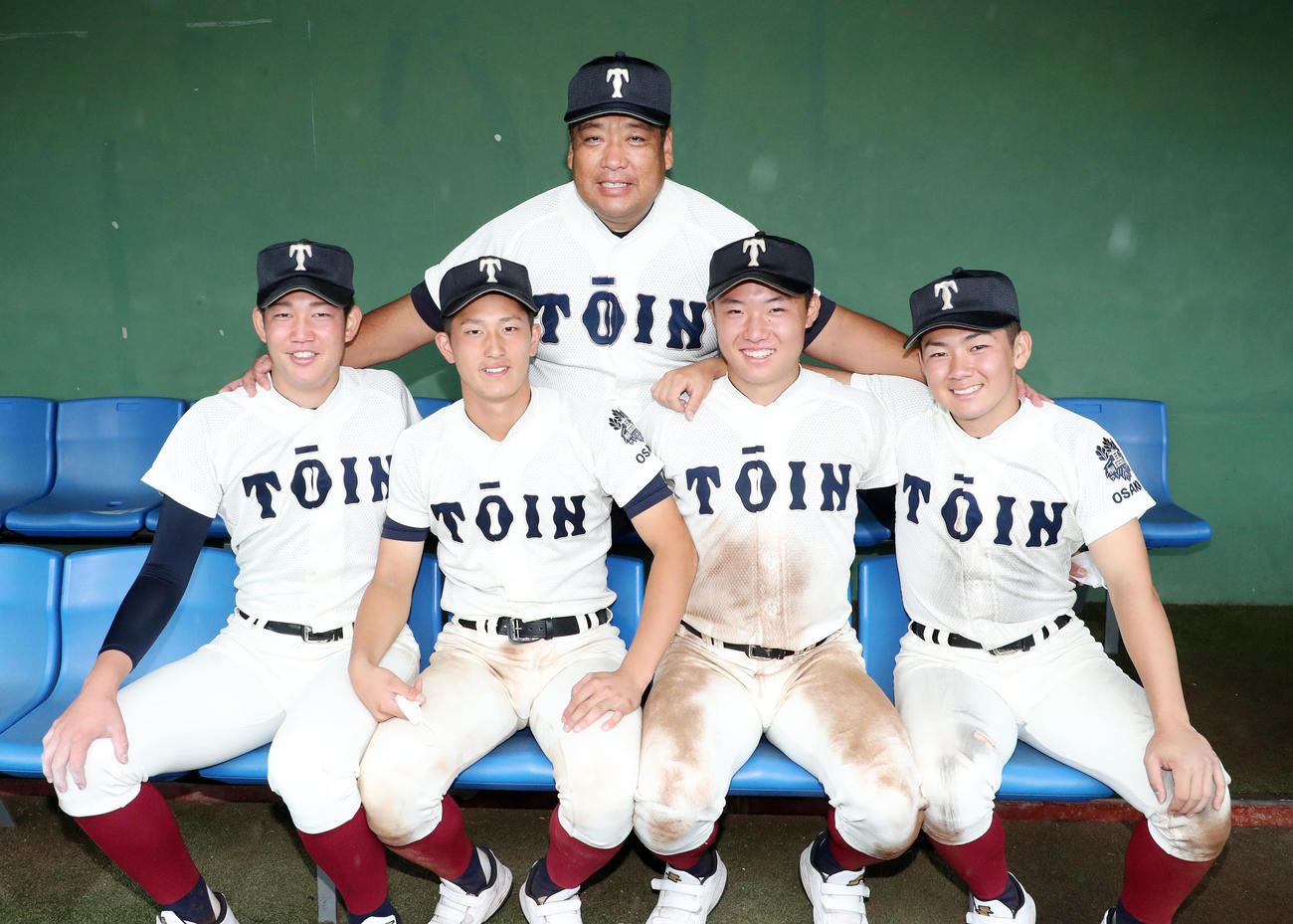 聖光学院対大阪桐蔭　優勝し写真に納まる大阪桐蔭・西谷監督（後方）と前列左から川原、松尾、海老根、星子（撮影・鈴木正人）