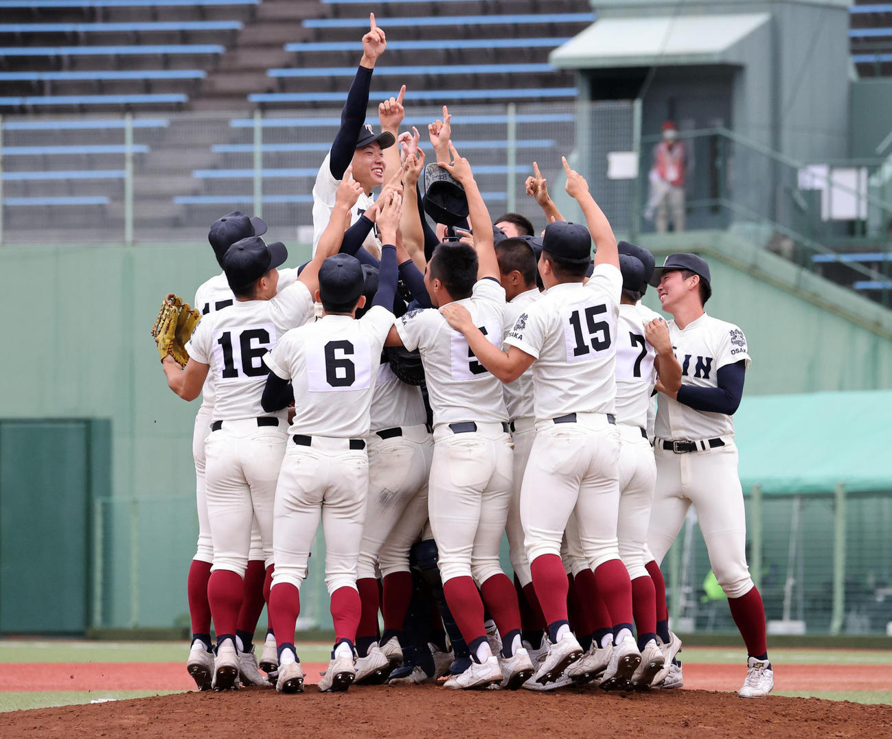優勝し喜ぶ大阪桐蔭の選手たち（撮影・鈴木正人）