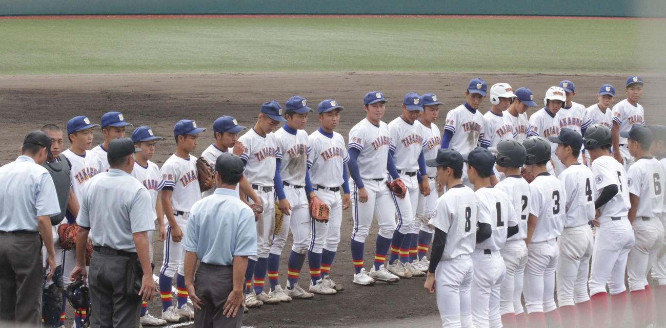 橿原対高田商　高田商ナインは近畿大会出場を決めて試合後に整列した（撮影・酒井俊作）