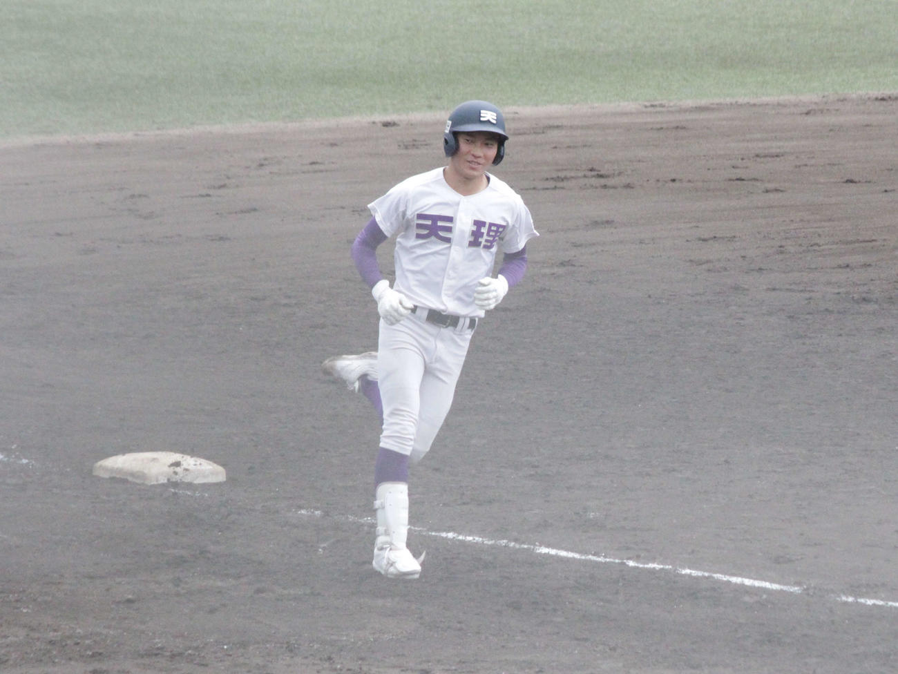 天理対智弁学園　天理・中川輝星投手は4回、ソロ本塁打を放って三塁を回った（撮影・酒井俊作）