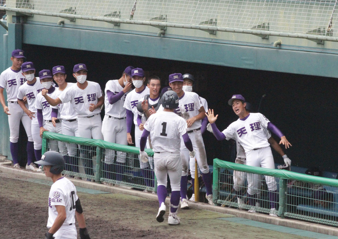 天理対智弁学園　天理・中川輝星投手は4回、ソロ本塁打を放ってベンチで迎えられた（撮影・酒井俊作）
