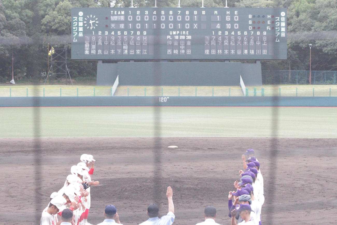 天理対智弁学園　天理が智弁学園を下し、試合後に整列した（撮影・酒井俊作）