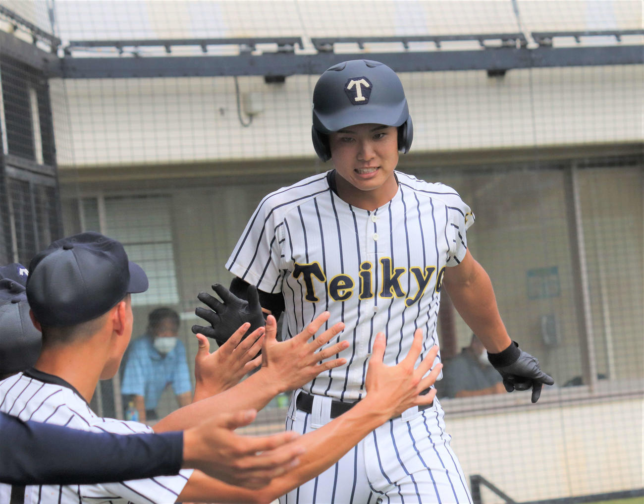 豊多摩対帝京　3回裏帝京2死三塁　右越え2点本塁打を放ちハイタッチをする稲垣（撮影・星夏穂）