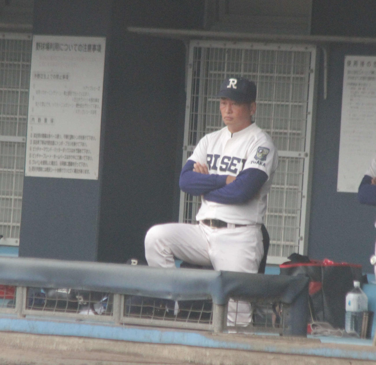 履正社対箕面学園　履正社・多田晃監督はベンチから戦況を見守った（撮影・酒井俊作）
