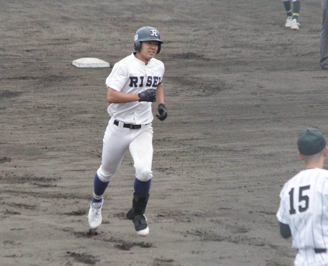 履正社対箕面学園　履正社・森田大翔内野手は6回、2打席連続本塁打を左翼に放ち、ダイヤモンドを1周する（撮影・酒井俊作）
