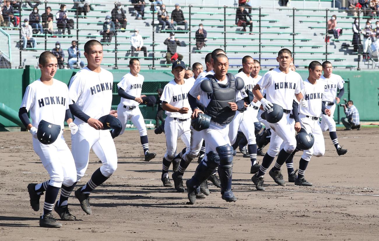 函館柏稜対北海　決勝進出を決めスタンドに駆けだす北海ナイン（撮影・黒川智章）