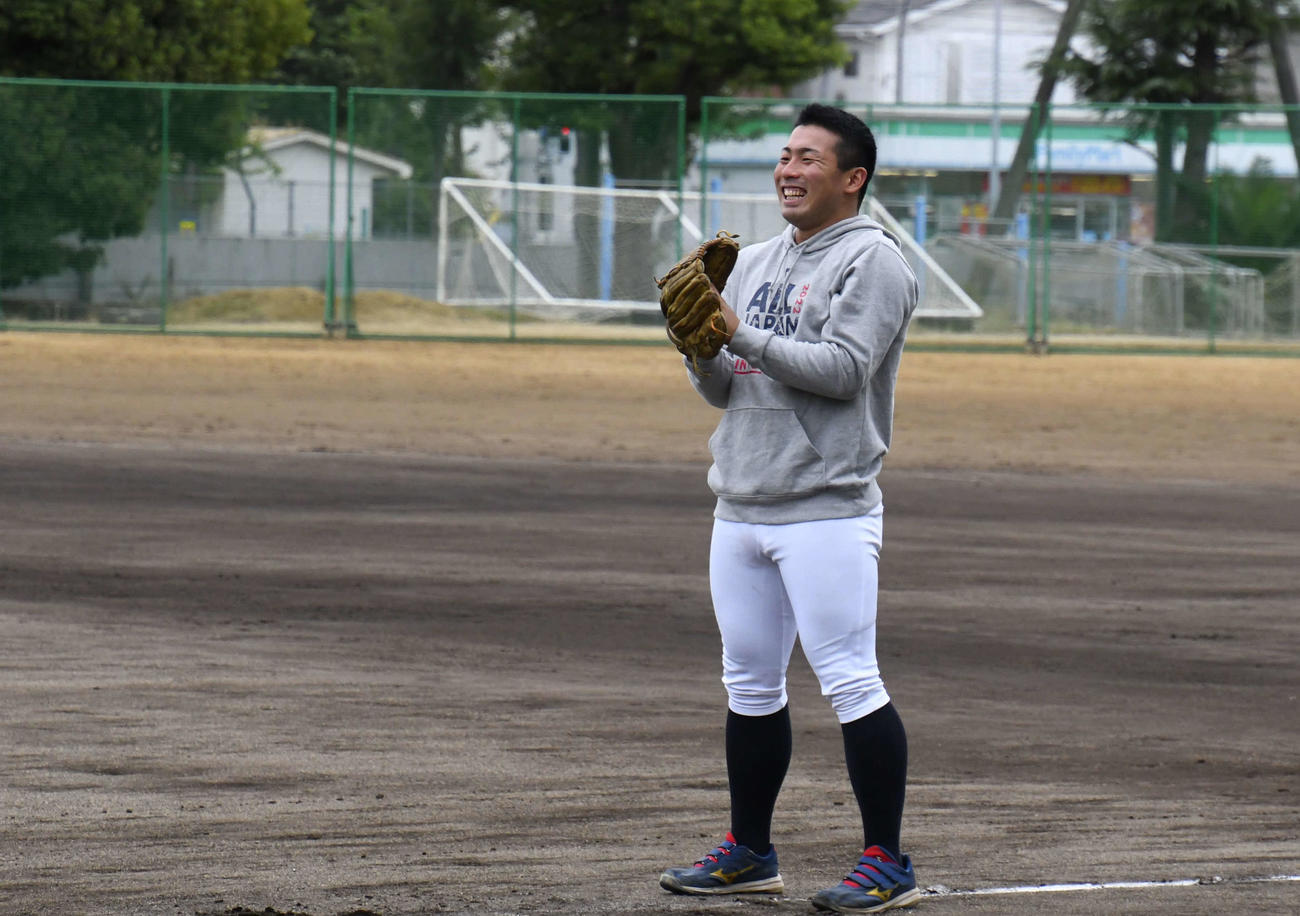 高松商グラウンドで左グラブをはめてキャッチボールする浅野翔吾（撮影・中野椋）