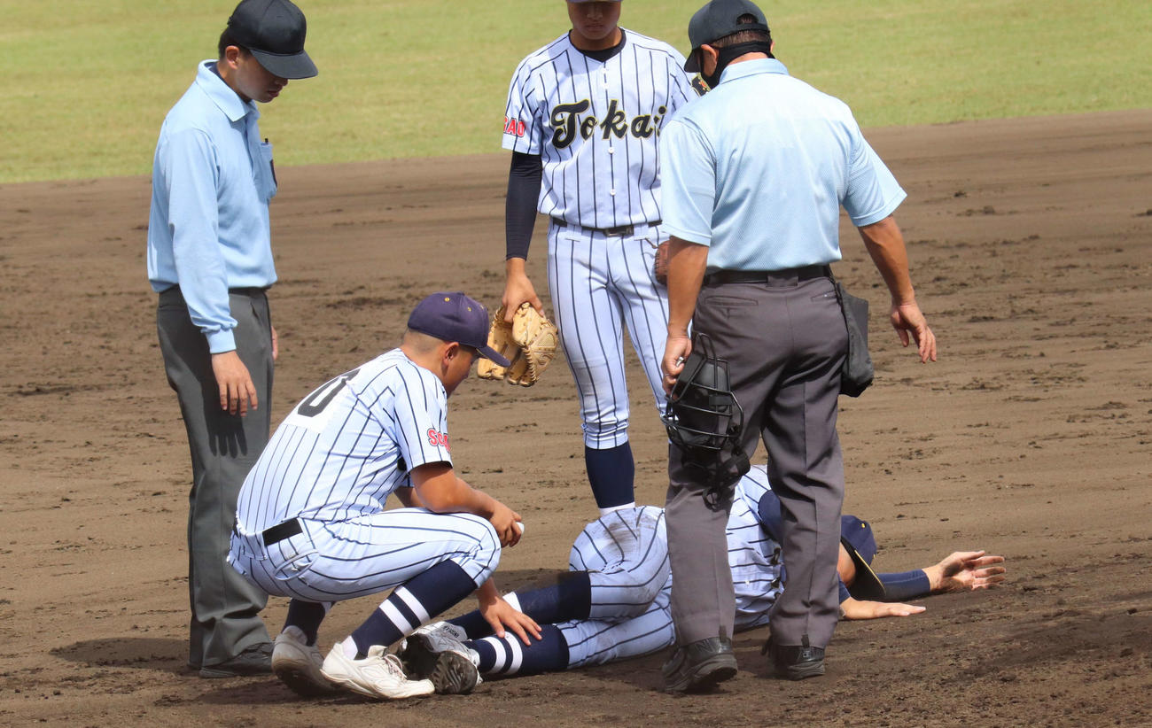 日大豊山対東海大菅生　打球が足に当たり倒れ込む東海大菅生・日當（撮影・星夏穂）