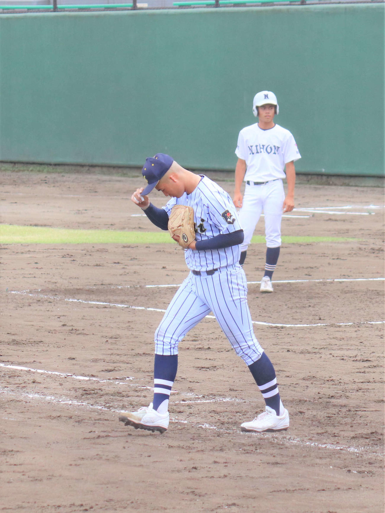 日大豊山対東海大菅生　マウンドへ向かう東海大菅生・日當（撮影・星夏穂）