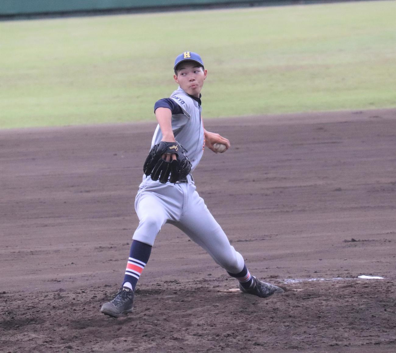 八王子対小平　先発し力投する八王子・鈴木（撮影・星夏穂）