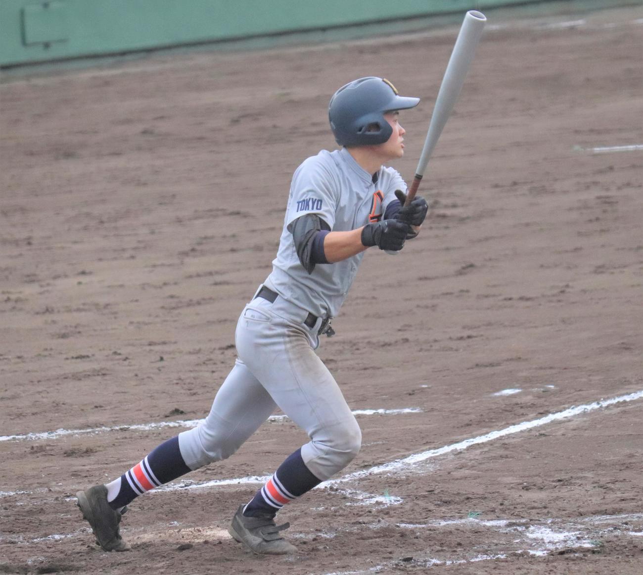 八王子対小平　7回表八王子1死一、二塁　右越え適時三塁打を放つ八王子・山田（撮影・星夏穂）