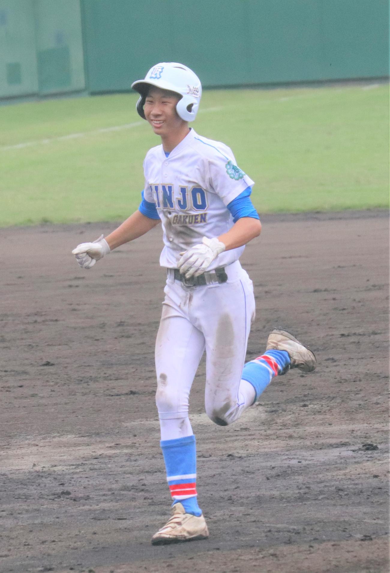 紅葉川対錦城学園　10回裏錦城学園1死満塁　左越えのサヨナラ打を放ち笑顔を見せる錦城学園・吉見（撮影・星夏穂）