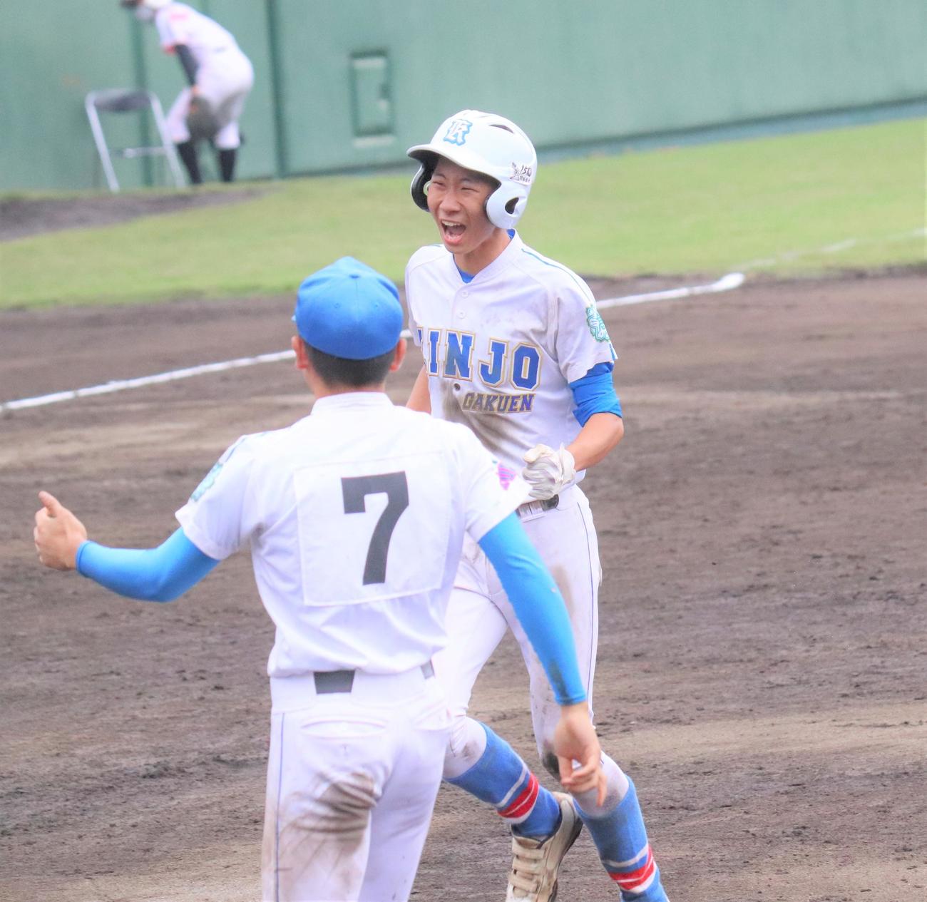 紅葉川対錦城学園　10回裏錦城学園1死満塁　左越えのサヨナラ打を放ちガッツポーズをする錦城学園・吉見（撮影・星夏穂）