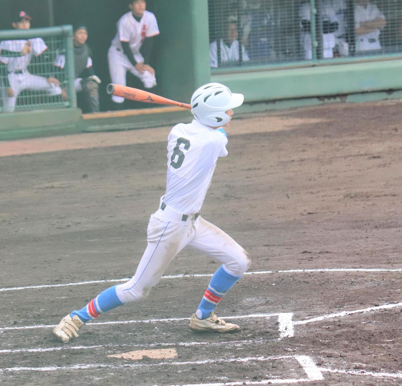 紅葉川対錦城学園　10回裏錦城学園1死満塁　左越えのサヨナラ打を放つ錦城学園・吉見（撮影・星夏穂）
