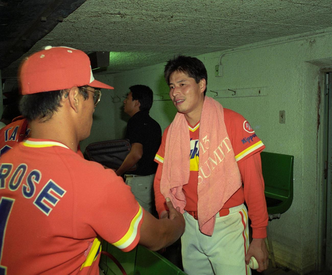 ロッテ戦後、握手をする柴田保光＝1989年9月16日