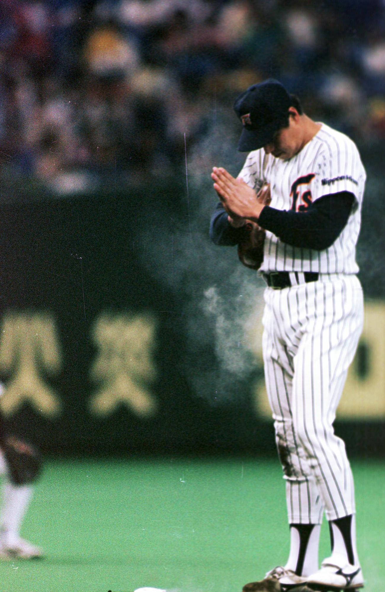 日本ハム対近鉄3回戦　投球練習直後の日本ハム柴田保光の一瞬を撮った。パ・リーグが93年から制定した「プラチナ・フォト大賞」記念すべき第1回受賞作＝1993年4月18日