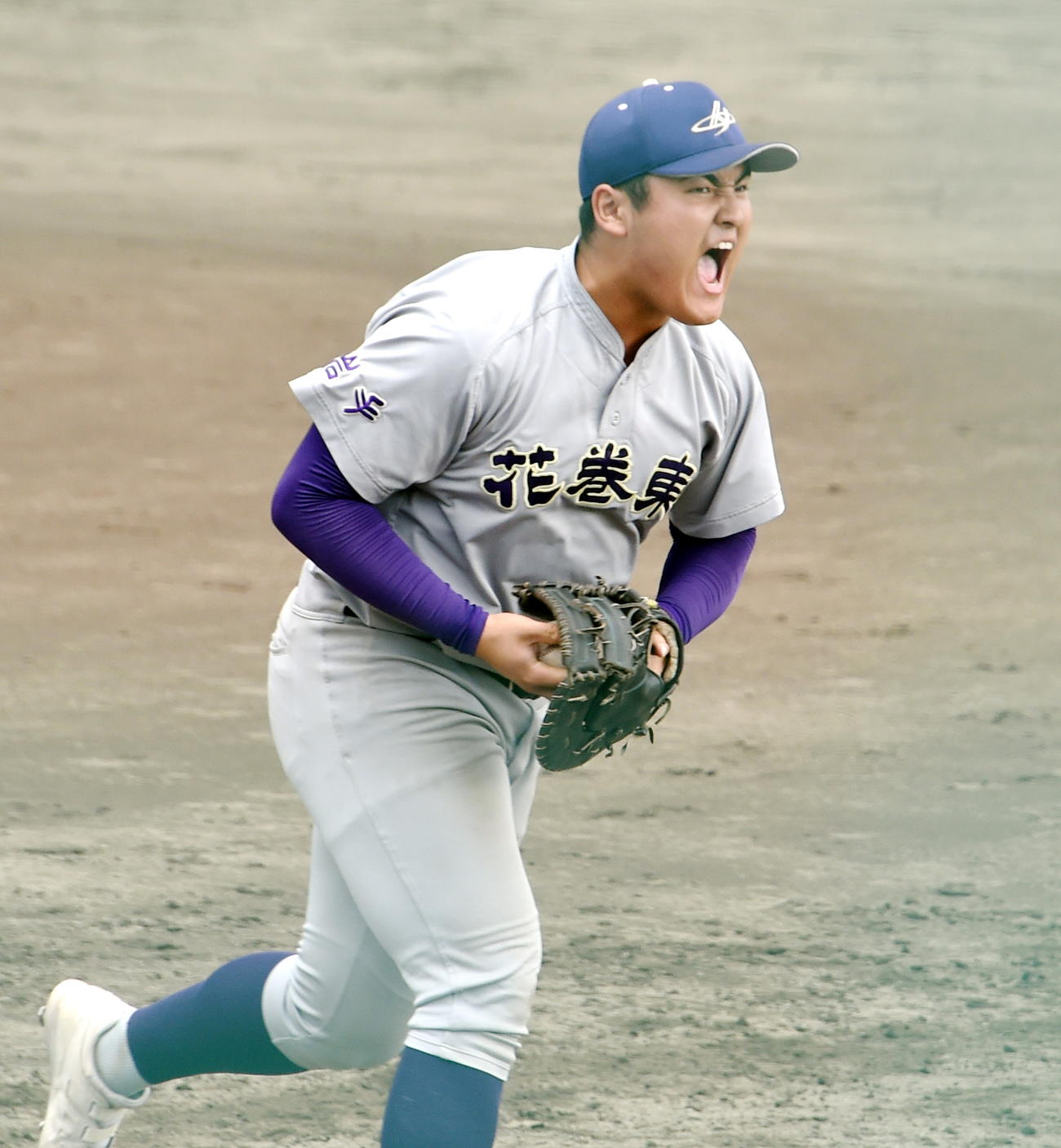鶴岡東対花巻東　4回表鶴岡東2死二、三塁、二ゴロでピンチを切り抜けて雄たけびを上げる佐々木麟（撮影・山田愛斗）