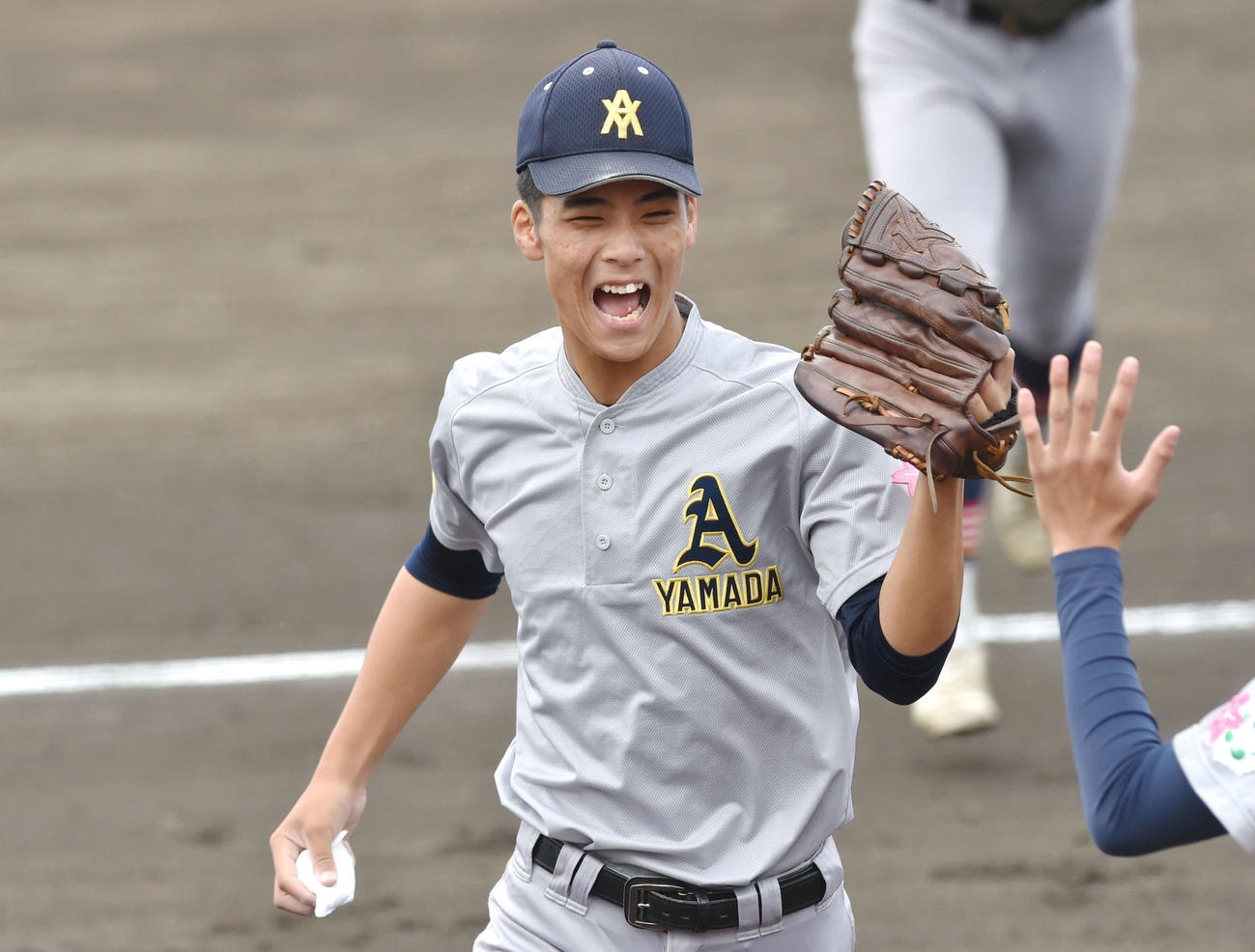 仙台育英対青森山田　1回表仙台育英2死二塁、ピンチを脱して笑顔を見せる青森山田・関（撮影・相沢孔志）