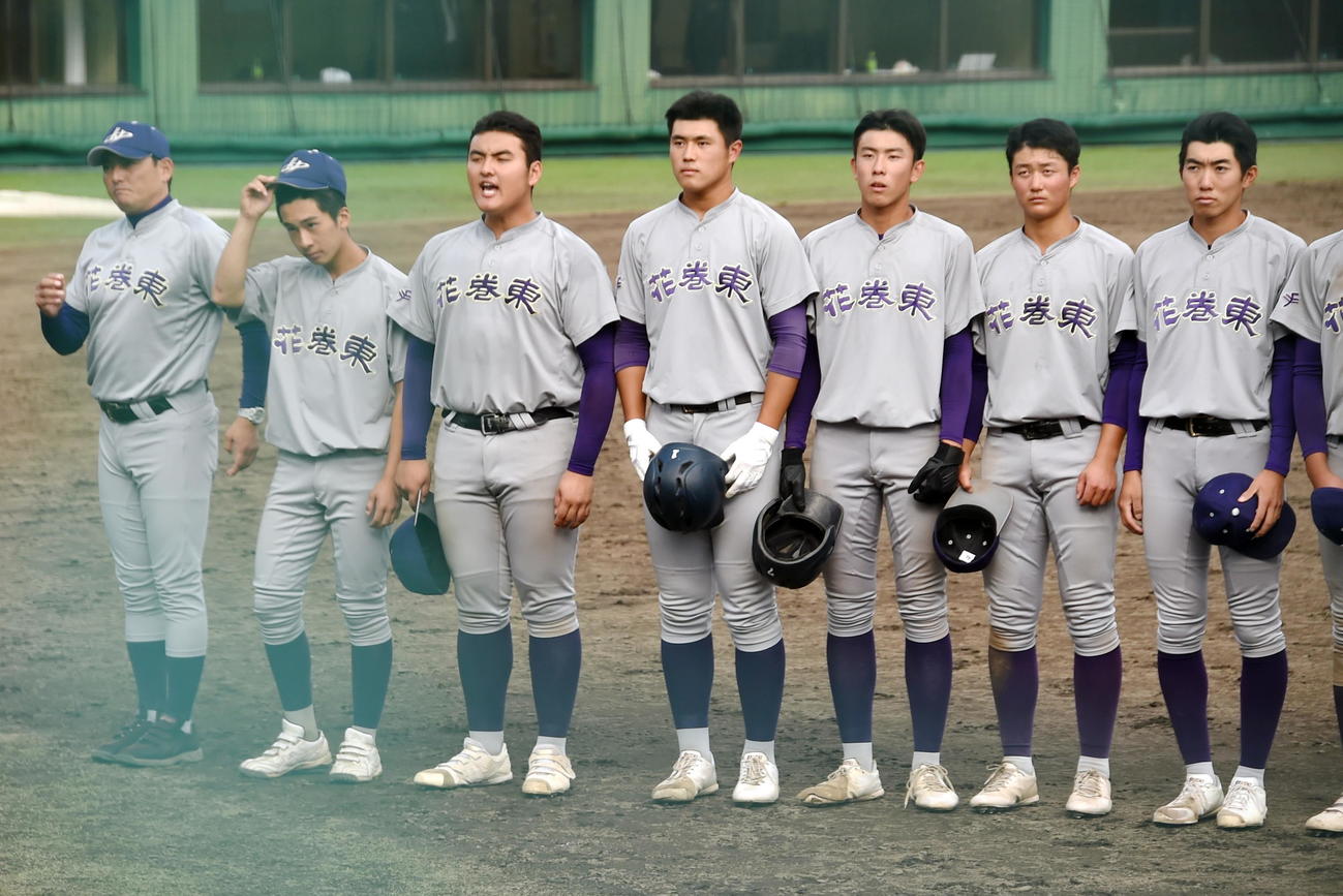 鶴岡東対花巻東　試合後、応援席にあいさつする佐々木麟（左から3人目）ら花巻東の選手たち（撮影・山田愛斗）