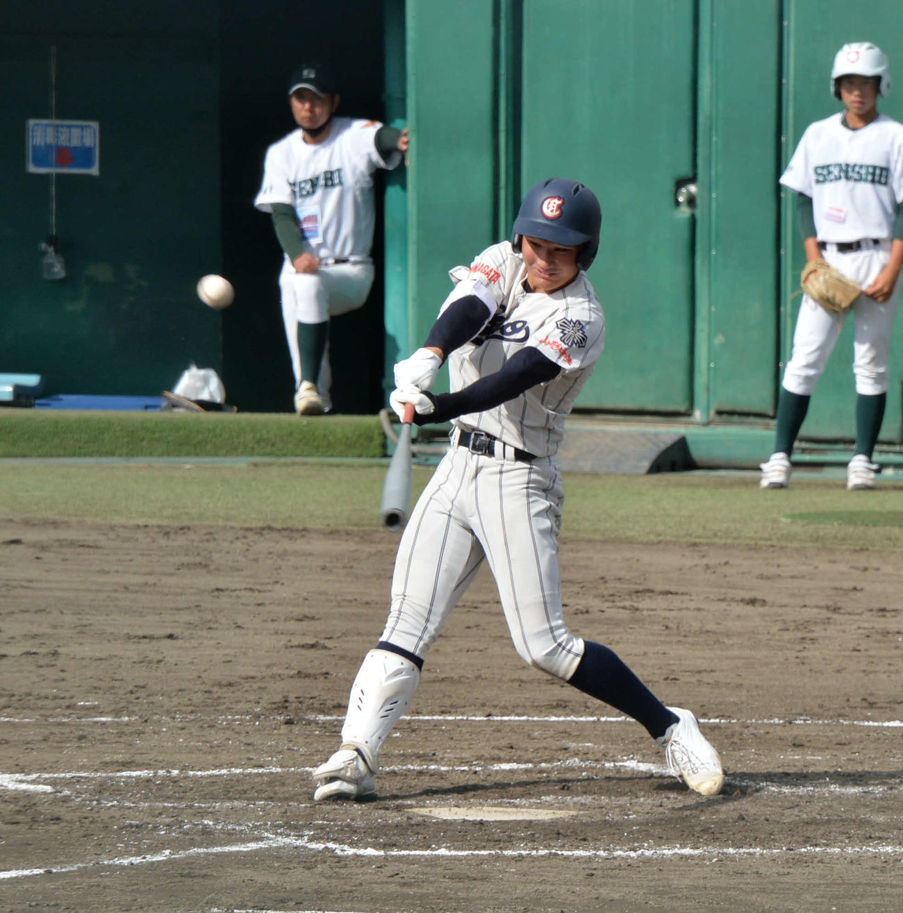 山形中央対専大北上　3回2死一塁、左越えの先制2点本塁打を放つ山形中央・武田主将（撮影・濱本神威）