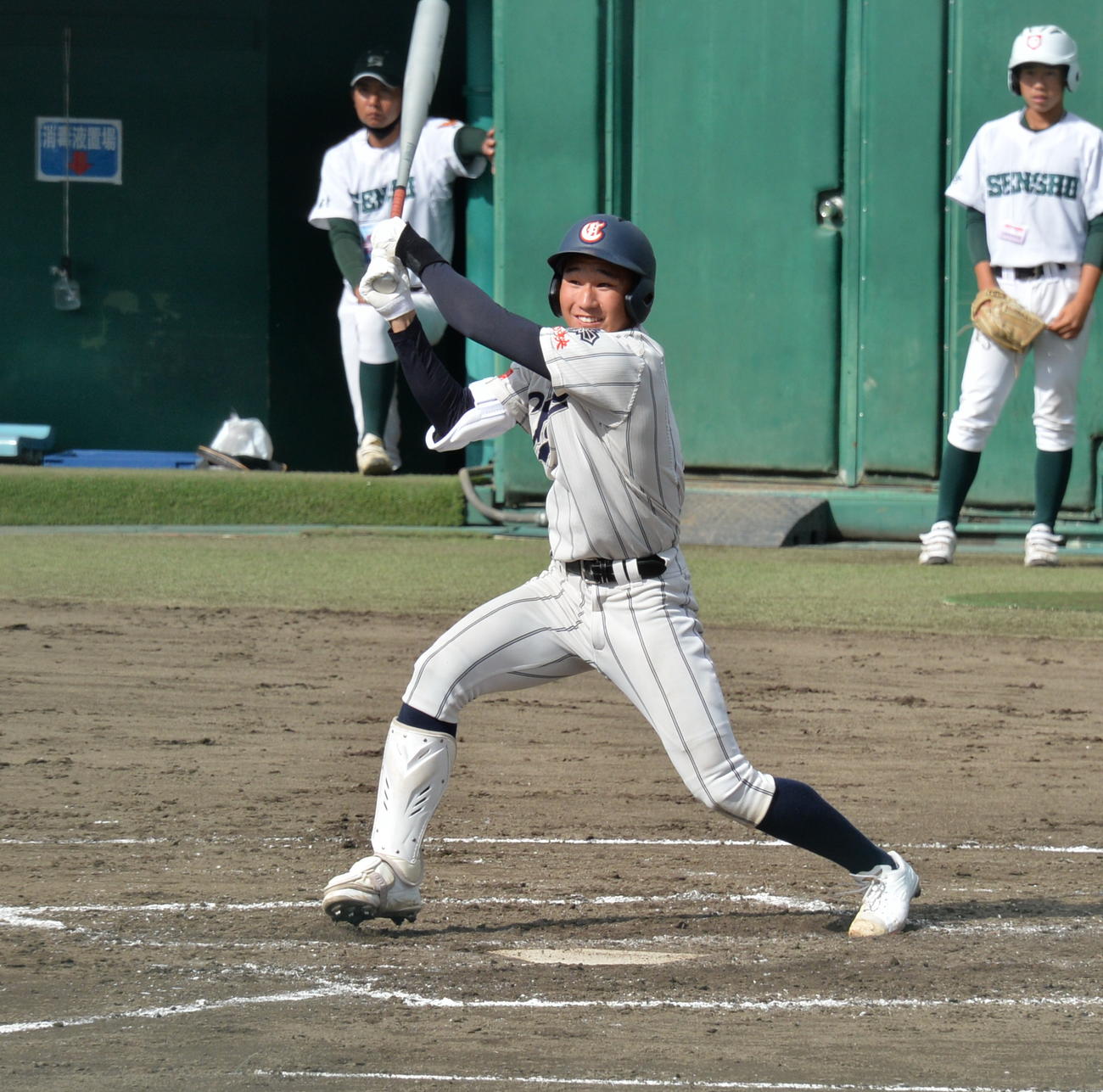 山形中央対専大北上　3回2死一塁、左越えの先制2点本塁打を放ち、打球の行方を笑顔で見届ける山形中央・武田主将（撮影・濱本神威
