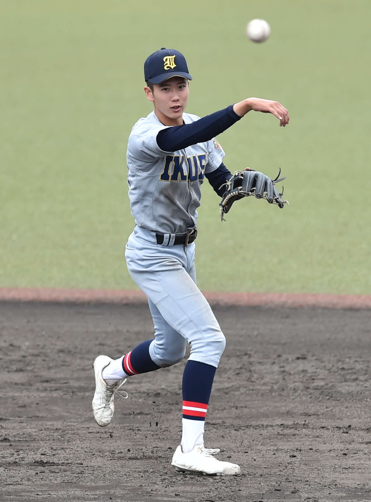 仙台育英対青森山田　6回裏青森山田無死、軽快な守備で一塁に送球する仙台育英・山田（撮影・相沢孔志）