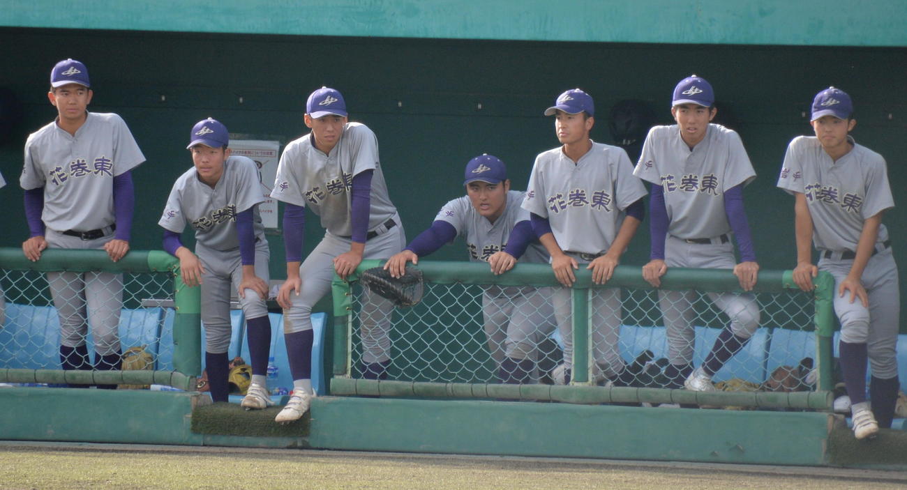 鶴岡東対花巻東　ラストバッターを見つめる佐々木麟（中央）ら、花巻東の選手たち（撮影・濱本神威）