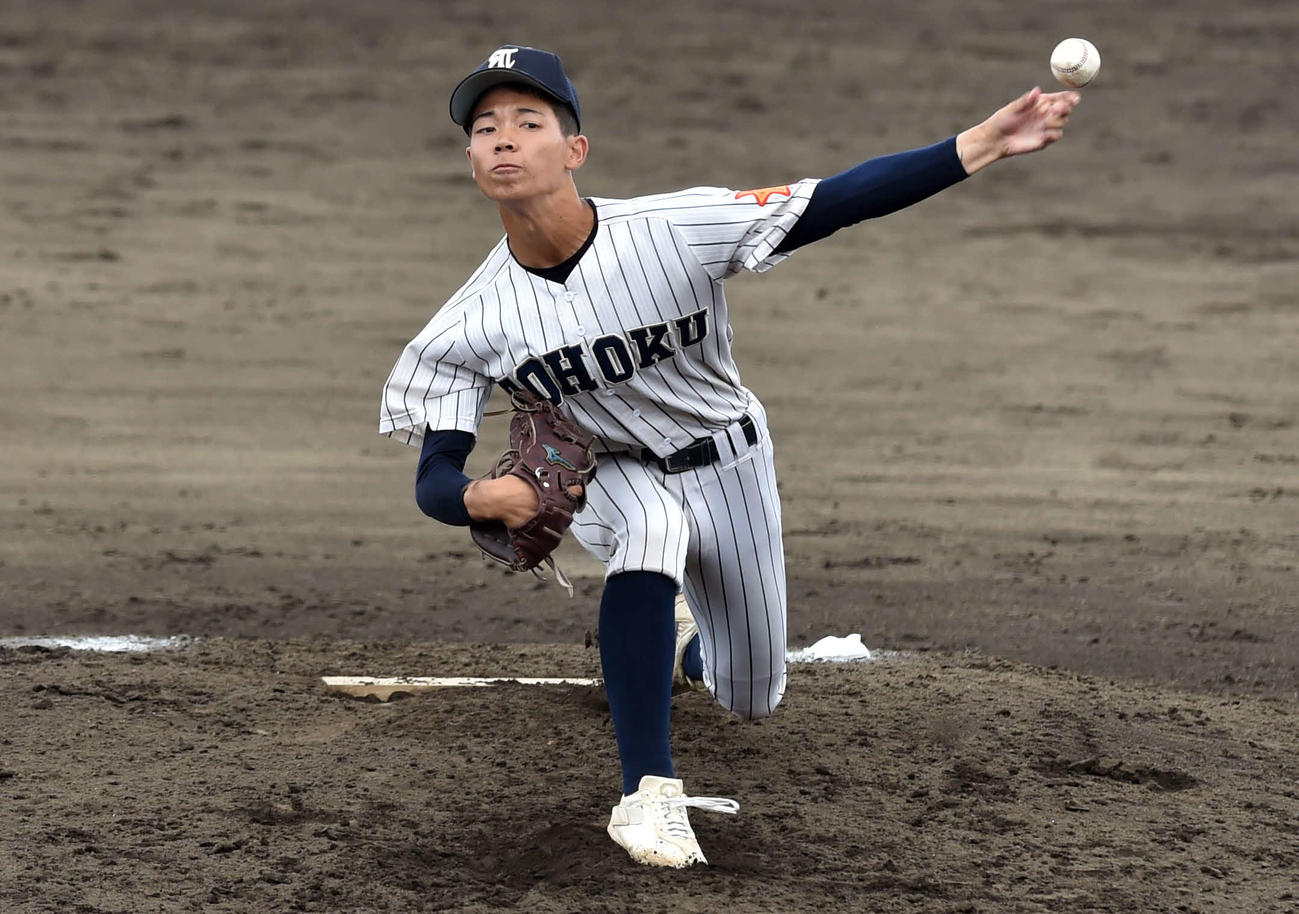 八戸工大一対東北　2番手で救援登板した東北・秋本（撮影・相沢孔志）