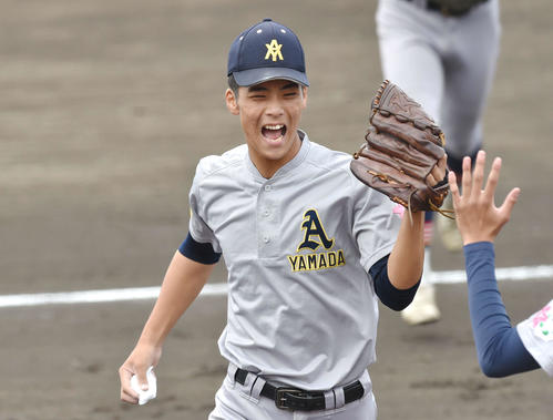 仙台育英対青森山田 1回表仙台育英2死二塁、ピンチを脱して笑顔を見せる青森山田・関(撮影・相沢孔志)