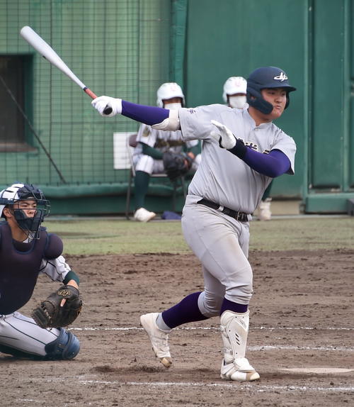 鶴岡東対花巻東 5回裏花巻東2死、二ゴロに倒れる佐々木麟(撮影・山田愛斗)