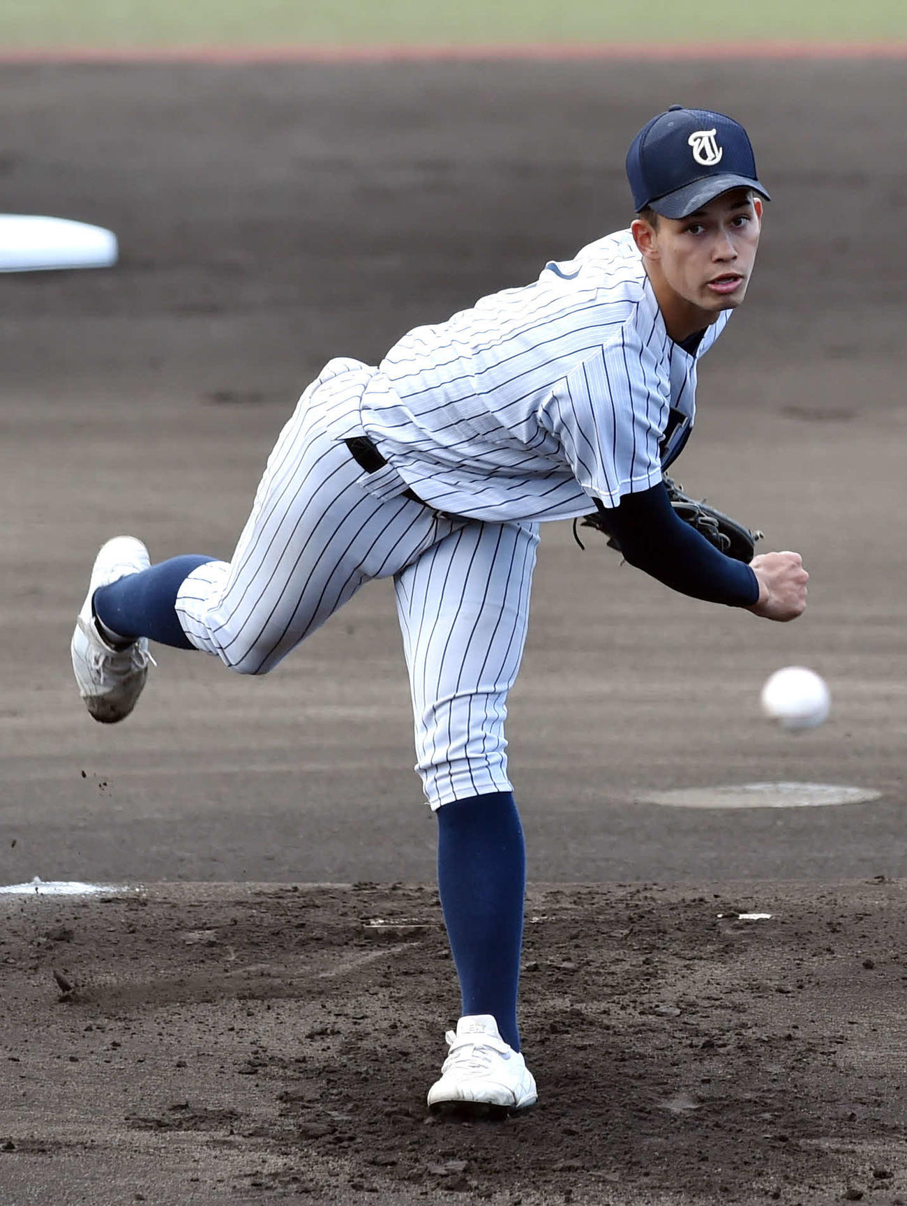 八戸工大一対東北　速球を投げ込む東北・ハッブス（撮影・相沢孔志）