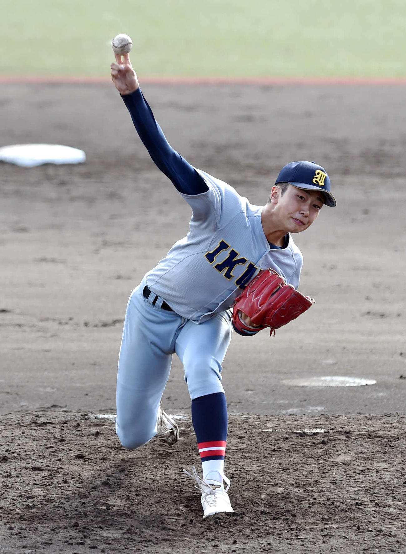仙台育英対青森山田　4回途中から救援登板した仙台育英・高橋（撮影・相沢孔志）