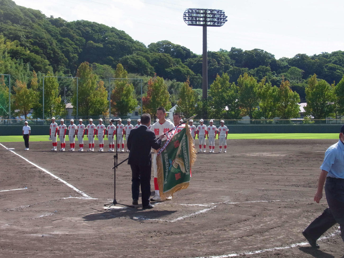 秋季近畿大会和歌山県大会を制覇し、優勝旗を受け取る智弁和歌山・青山主将（撮影・堀まどか）