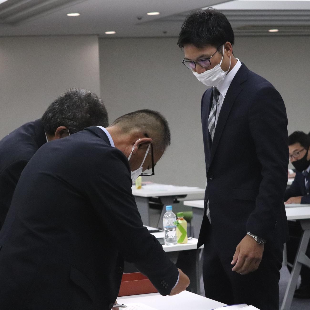 関東大会の組み合わせ抽選会でクジを引く横浜・高山部長