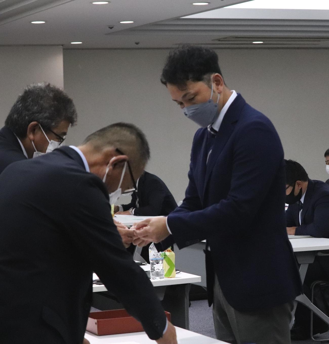 関東大会の組み合わせ抽選会でクジを引く高崎健康福祉大高崎・生方部長