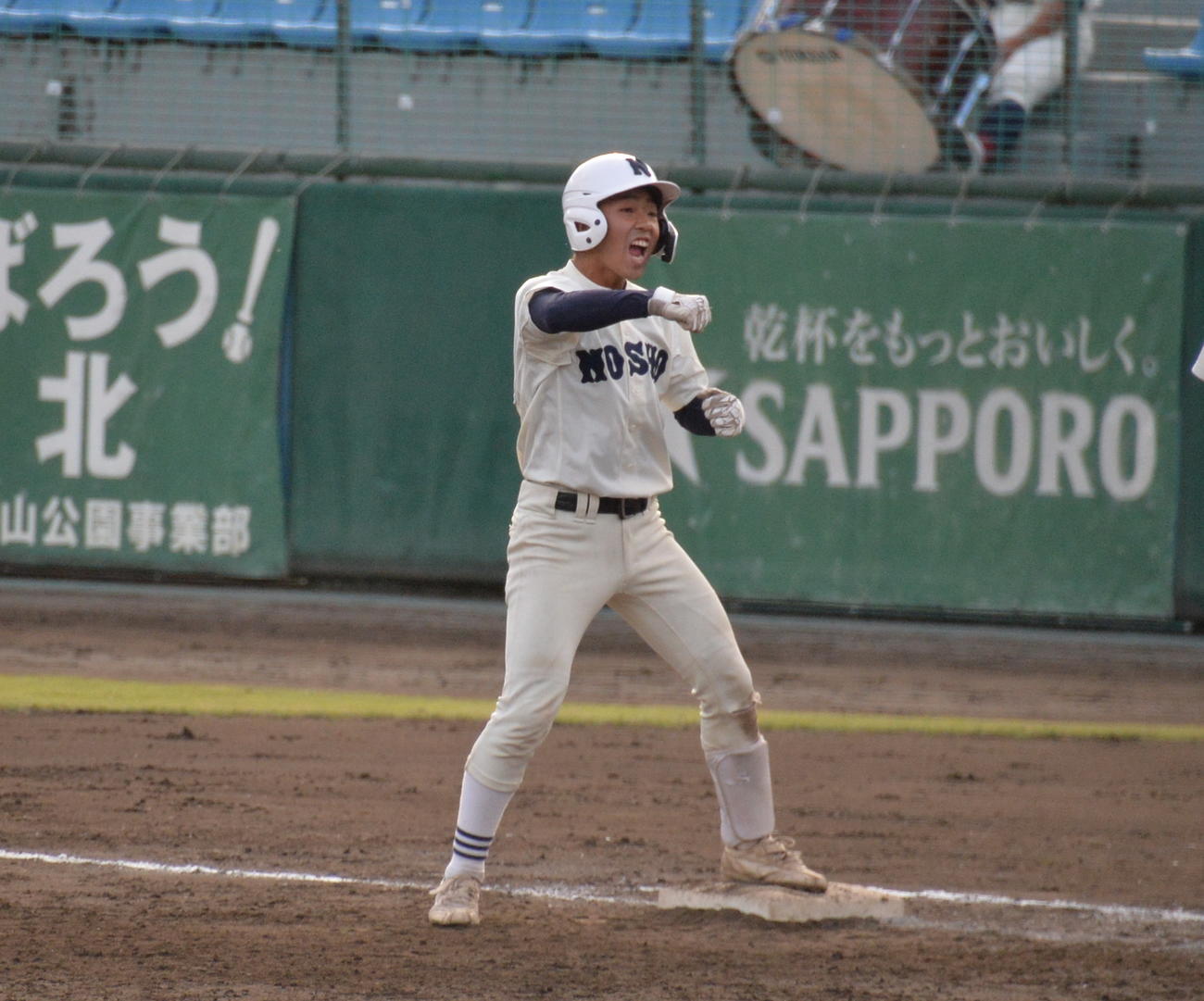 能代松陽対山形城北　5回1死二塁、左前適時打を放ち一塁上でガッツポーズする能代松陽・柴田（撮影・濱本神威）